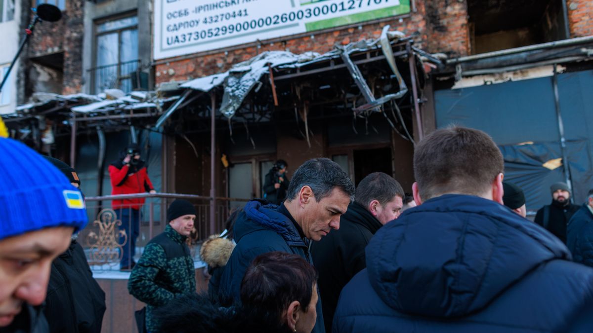 El presidente del Gobierno de España, Pedro Sánchez (c), durante su visita a Irpín, a 23 de febrero de 2023.