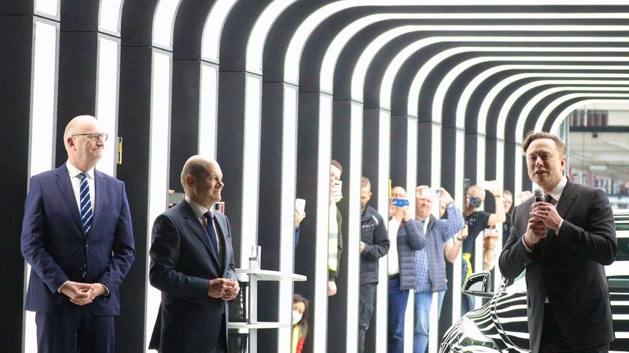 Elon Musk planea recortar 10.000 empleos de Tesla por un "súper mal presentimiento" con la economía