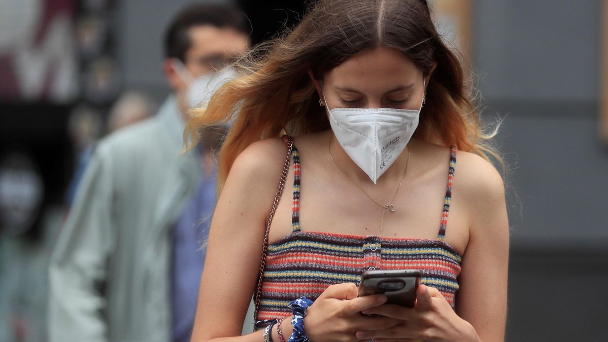 Una joven con mascarilla camina por Madrid. EFE/ Fernando Alvarado/Archivo