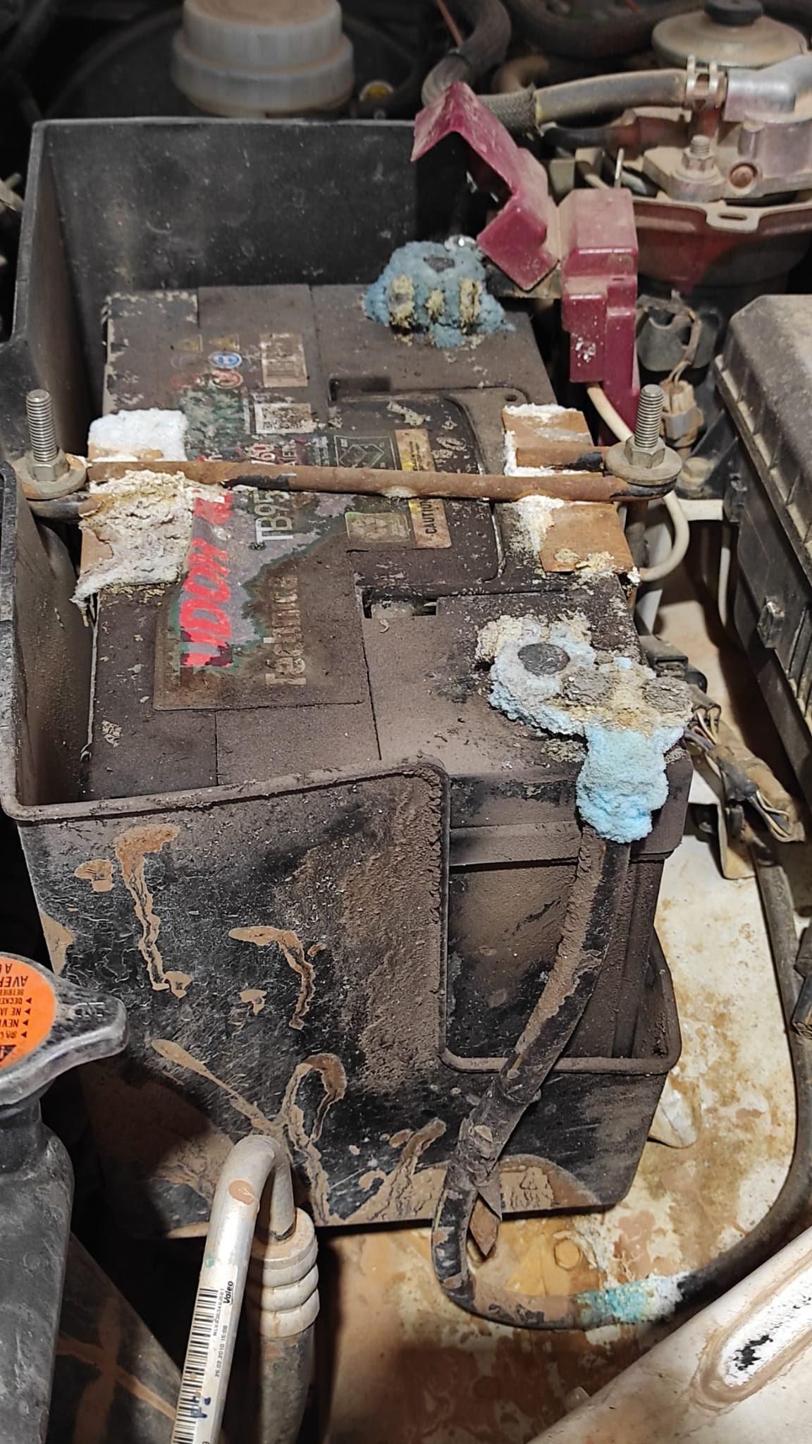 Estado de la batería que presentaba uno de los vehículos inspeccionados.