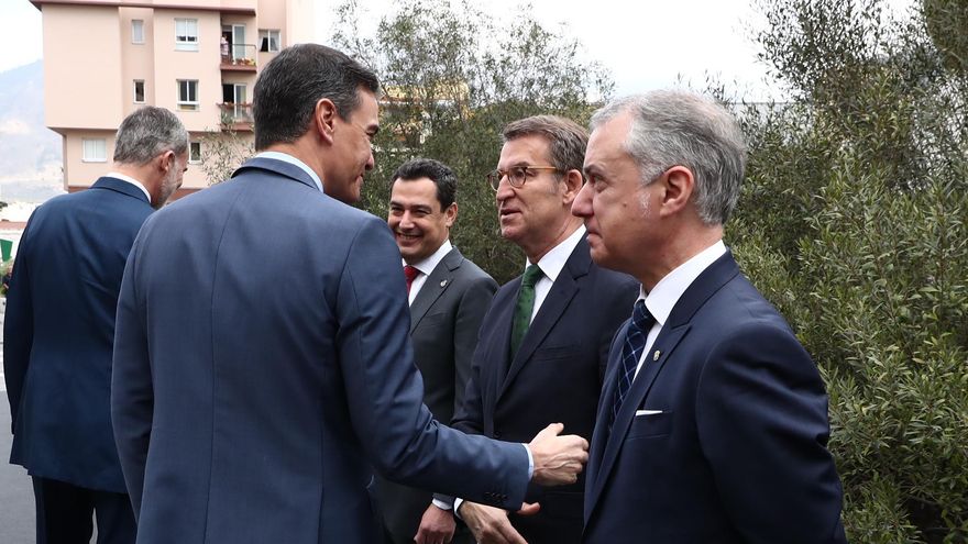 Sánchez saluda a Feijóo antes de la Conferencia de Presidentes de La Palma.