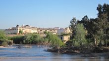 Bomberos rescatan a una mujer atrapada en una ciénaga en el Guadalquivir