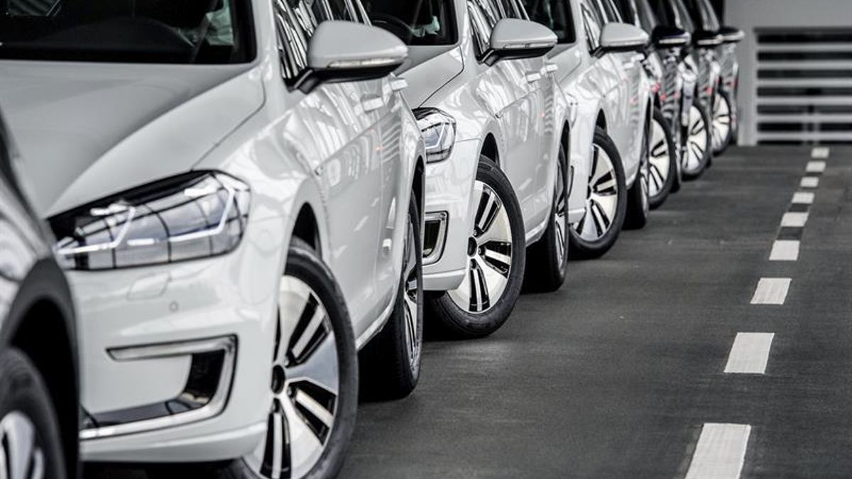 Una fila de vehículos en una imagen de archivo