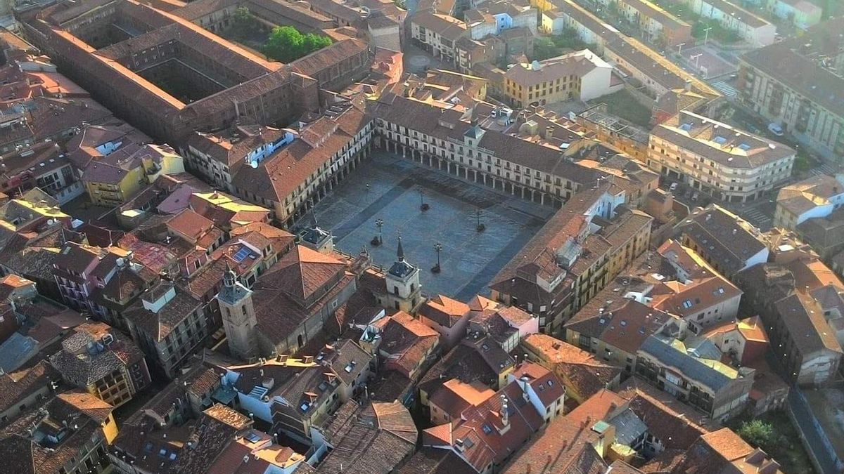 La plaza Mayor centra los nuevos talleres sobre la historia de León en el Archivo Histórico Municipal