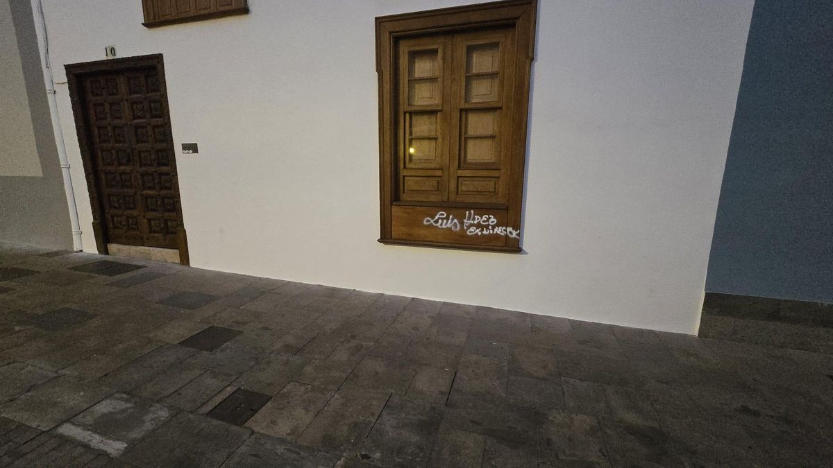 La Laguna amanece con pintaderas en fachadas, puertas y mobiliario urbano: la Policía busca a los autores