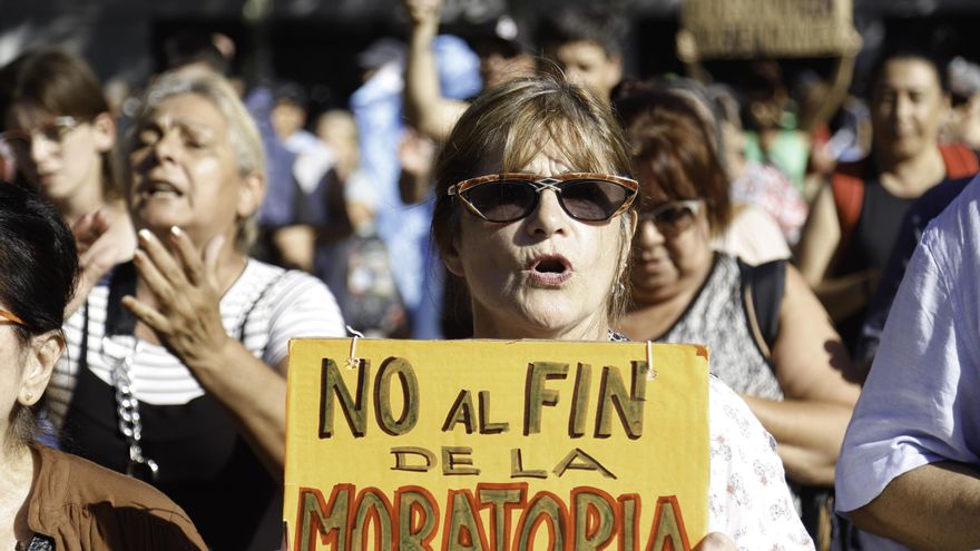 El Gobierno mantiene congelado el bono para jubilados en $70.000 y confirmó el aumento del 2,8% en junio