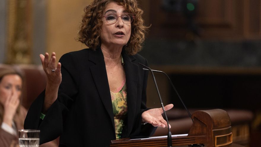 Archivo - La vicepresidenta primera y ministra de Hacienda, María Jesús Montero, interviene durante una sesión plenaria en el Congreso de los Diputados.