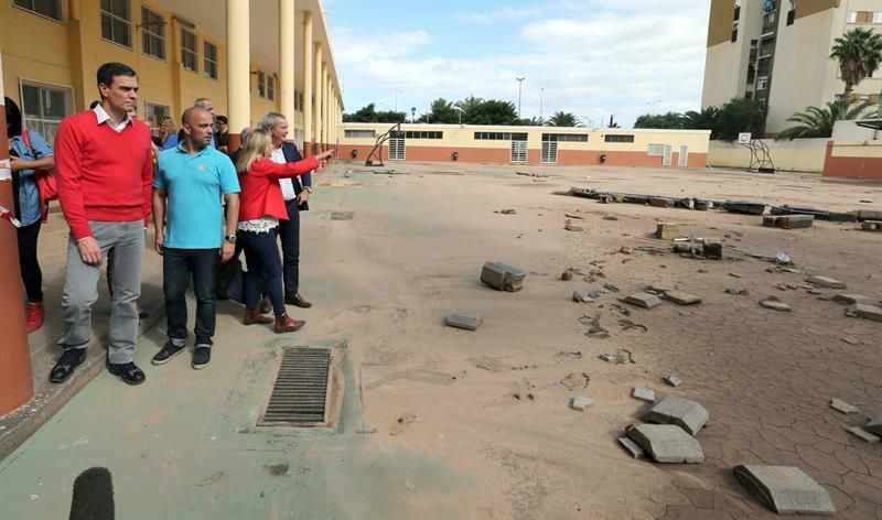 El secretario general del PSOE, Pedro Sánchez (i), visita el colegio Europa, afectado por las lluvias.  EFE/Elvira Urquijo A.