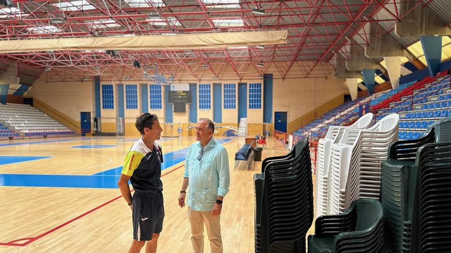 El alcalde de Talavera de la Reina José Julián Gregorio junto al concejal Antonio Núñez, en el polideportivo que acogerá personas evacuadas por el incendio de Burgohondo, en Ávila