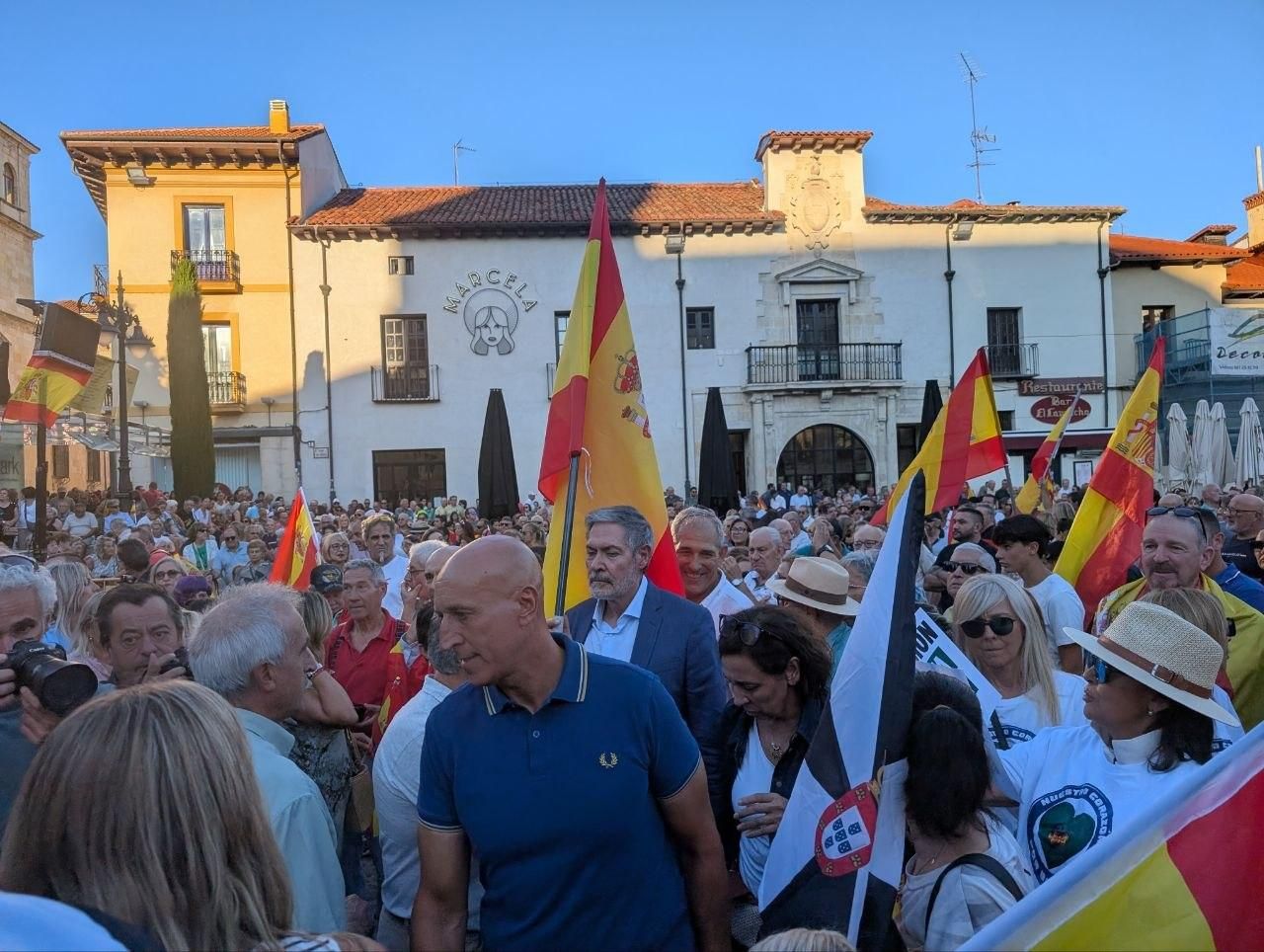 El alcalde socialista de León, José Antonio Diez, atiende a la prensa durante la manifestación.