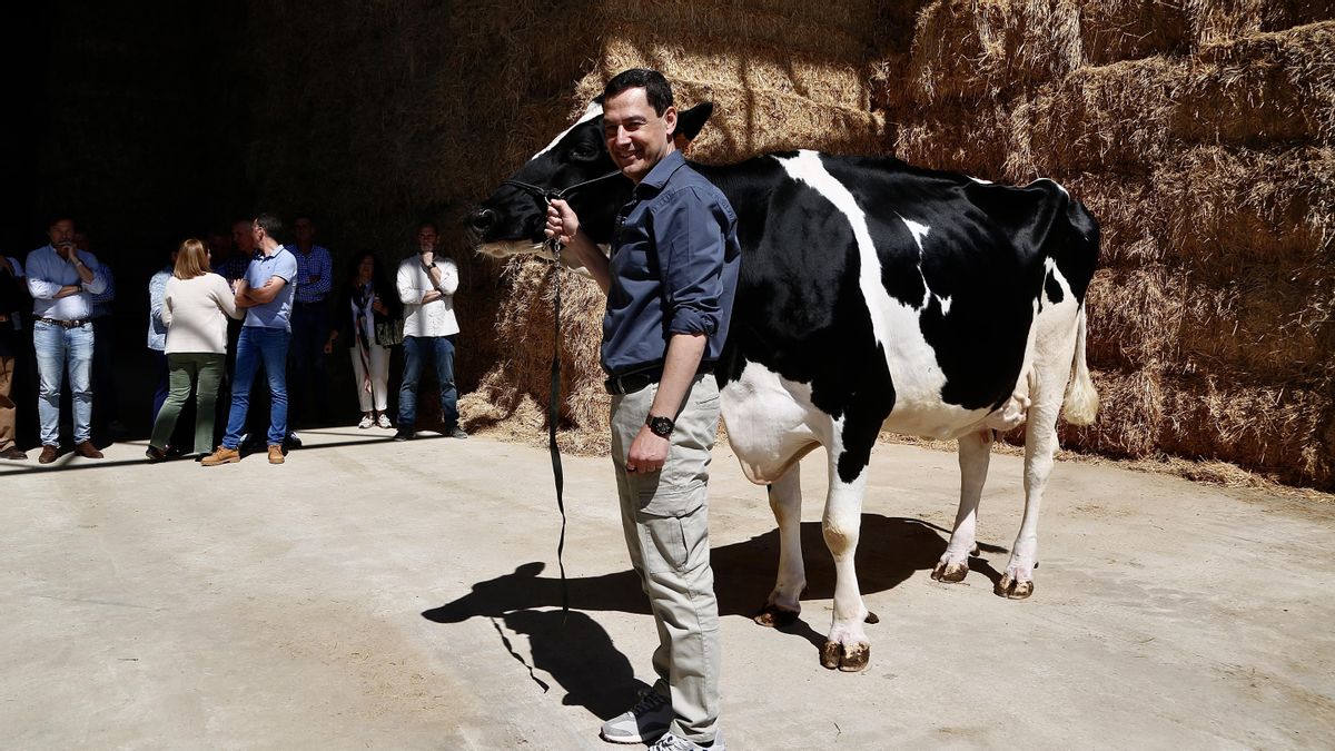 Visita de Juanma Moreno a la ganadería El Cruce