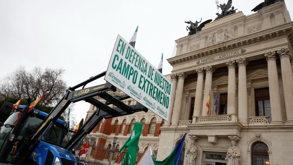 Protesta de agricultores frente al Ministerio de Agricultura, Pesca y Alimentación