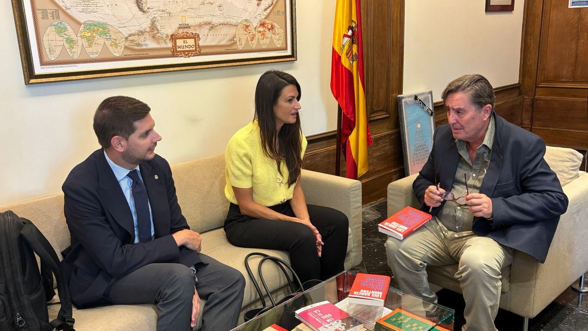 José Manuel Prieto i Balbina Sendra, en la reunió amb Luis García Montero.