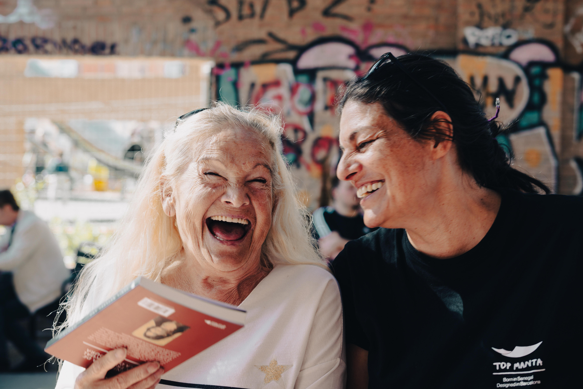 Tras una presentación de su último libro, Tania charla y ríe com una amiga