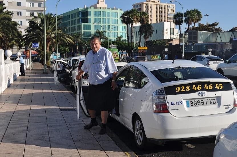 Taxistas de Las Palmas de Gran Canaria se visten con falda como señal de protesta a la nueva normativa municipal del taxi.