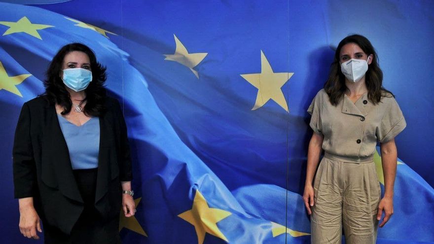 La ministra de Igualdad, Irene Montero, y la comisaria europea del ramo, Helena Dalli
