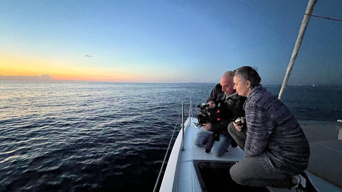 Cristina Rodríguez Paz supervisa algunas imágenes del rodaje en Girona desde un barco.