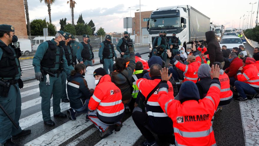 Trabajadores del metal han cortado uno de los tramos de entrada al puerto de Algeciras (Cádiz) este lunes donde se han producido retenciones.