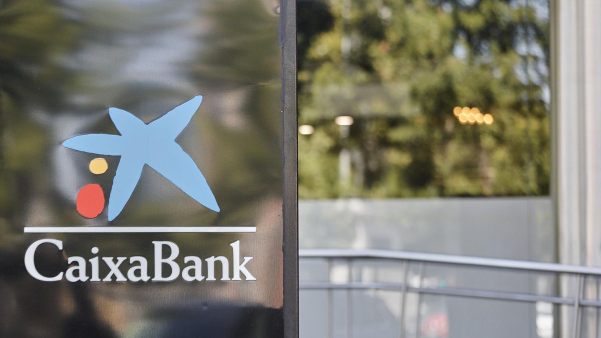 Distintivo y logo de las oficinas de Caixabank en Madrid (España) a 4 de septiembre de 2020.
