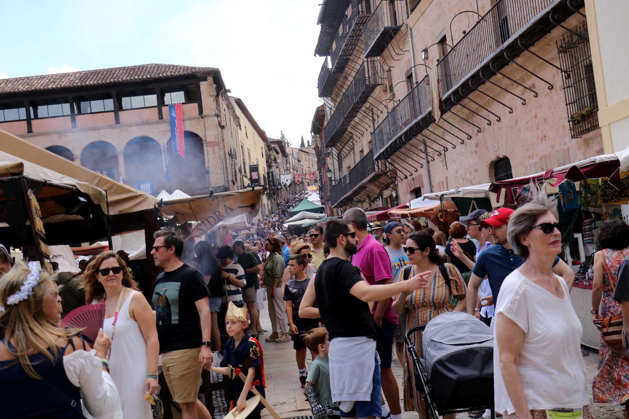 Visitantes en el Mercado Medieval de Sigüenza.