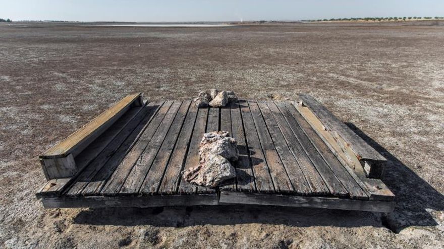 Vista de la Laguna Larga en Villacañas donde una gran parte de la laguna esta totalmente seca mientras la otra parte aun tiene agua para albergar fauna de aves zancudas como los flamencos.