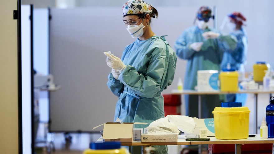 Archivo - Una profesional sanitaria en el dispositivo de vacunación frente al Covid-19, en el Palacio de Exposiciones y Congresos de Santander,.