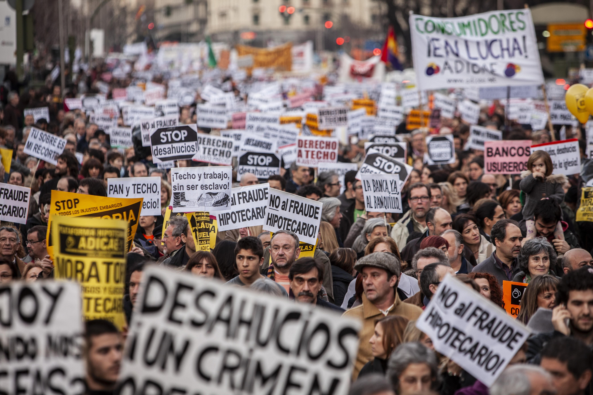 En febrero de 2013, miles de personas salieron a la calle en decenas de ciudades para denunciar el "fraude hipotecario" y recordar que los desahucios son "un crimen"