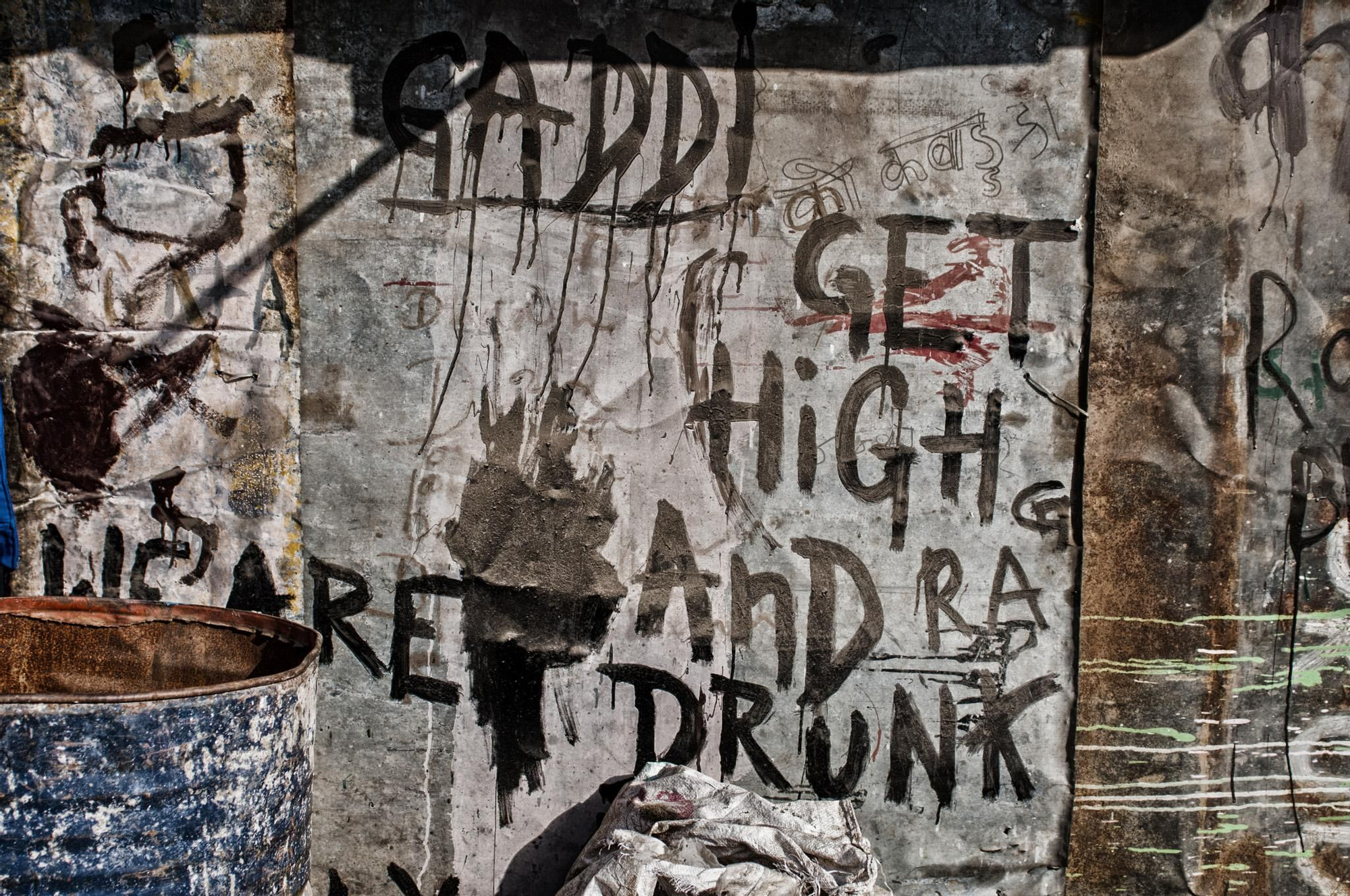 En las calles de Pokhara, un grupo de niños y de adolescentes enganchados al pegamento reconoce que no existen alternativas para ellos. Sólo reciben ayuda de una organización cristiana que les da de comer a cambio de que se conviertan a la religión. / FOTO: Zigor Aldama