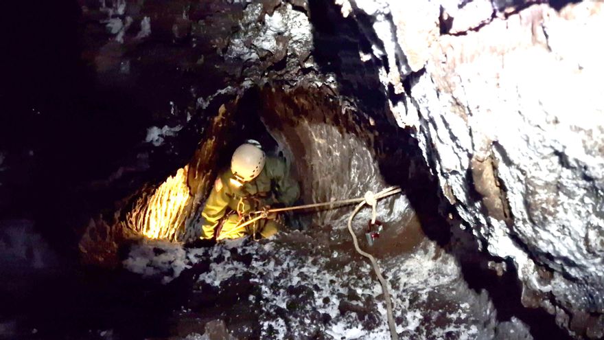 Técnico de Espeleología Volcánica desciende por la nueva sima para mapear los niveles inferiores mediante scanner láser portátil con tecnología SLAM