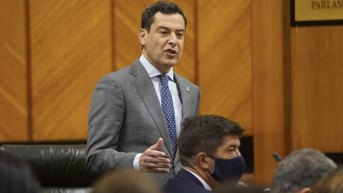 El presidente de la Junta de Andalucía, Juanma Moreno, en el Pleno del Parlamento andaluz.