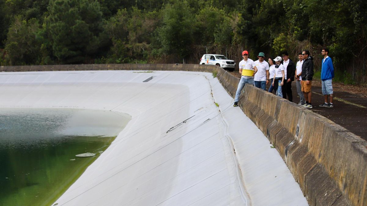 Estudiantes de FP instalan boyas para monitorizar la calidad del agua de las balsas  de La Palma  tras la erupción del Tajogaite