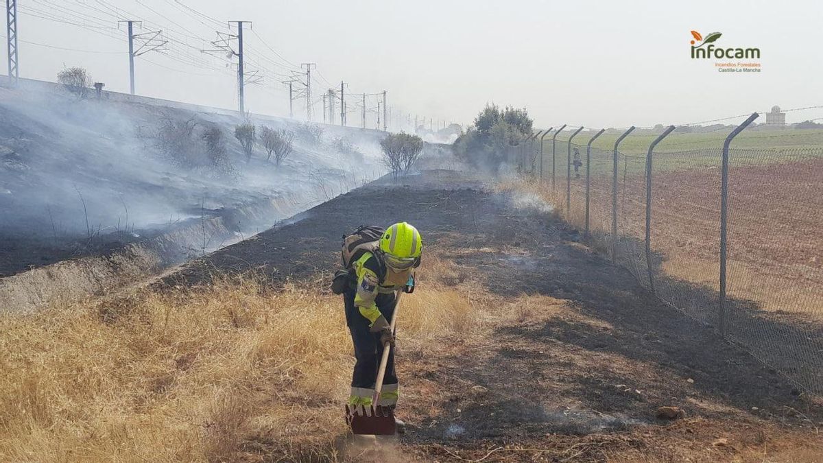 Un incendio junto a la línea AVE Madrid-Barcelona en Yebes (Guadalajara) el 27 de agosto de 2025