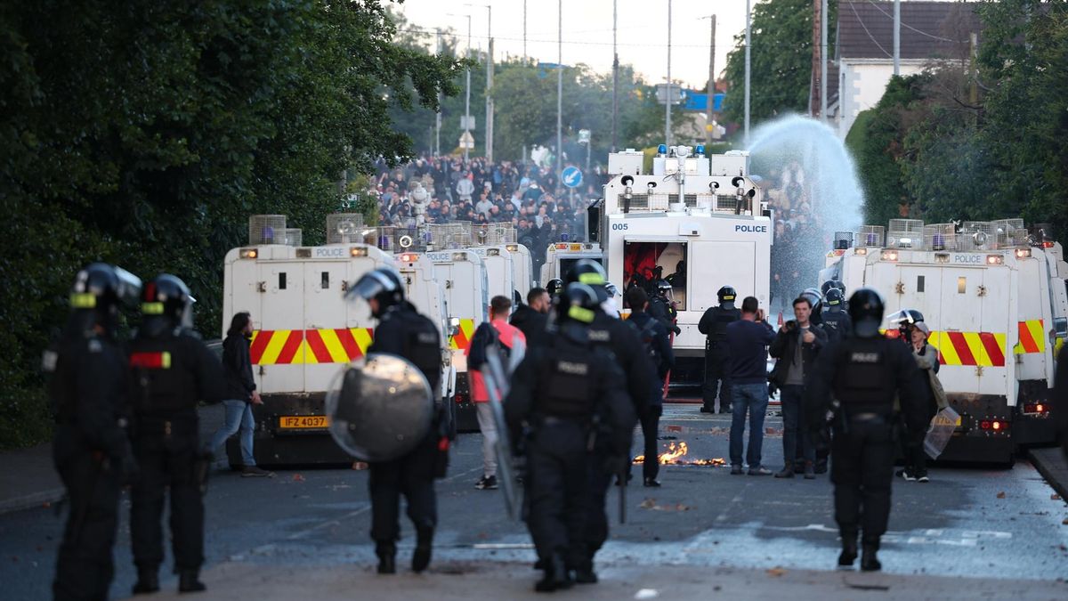 La policía desplegó cañones de agua durante los disturbios en Antrim Road, en Newtownabbey, al norte de Belfast, Irlanda del Norte, el 10 de junio de 2026.