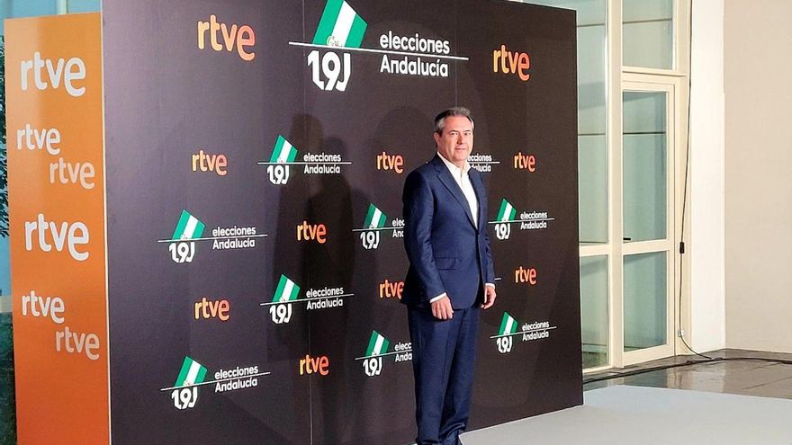 Espadas posa para los fotógrafos al llegar a la sede de RTVE en Andalucía.