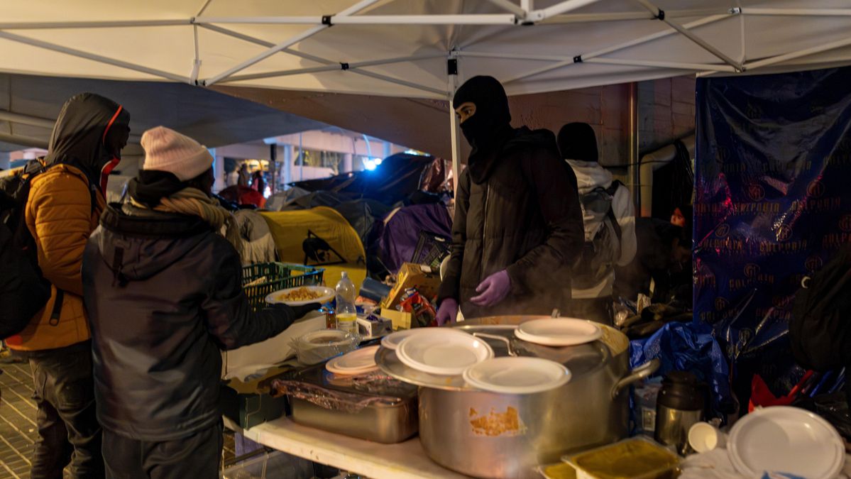 Los voluntarios sirvieron la cena de Nochebuena a los desalojados del B9 en el campamento establecido bajo un puente