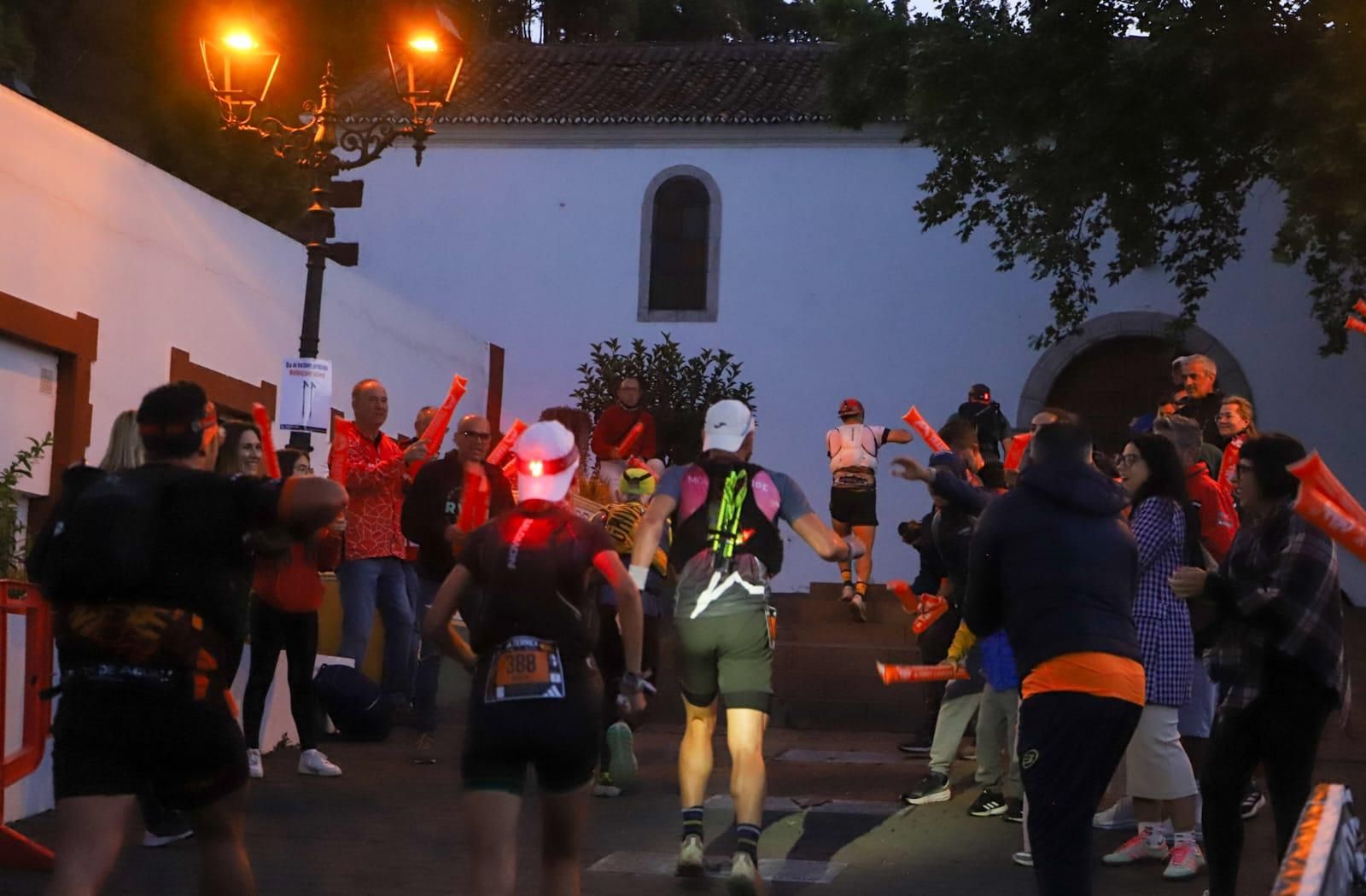 Los corredores a su paso por Fuencaliente. 