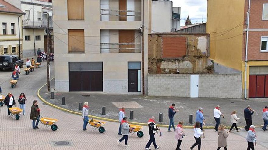 Una auténtica procesión laica y festiva de original estampa la que se vivió el Día del Libro.