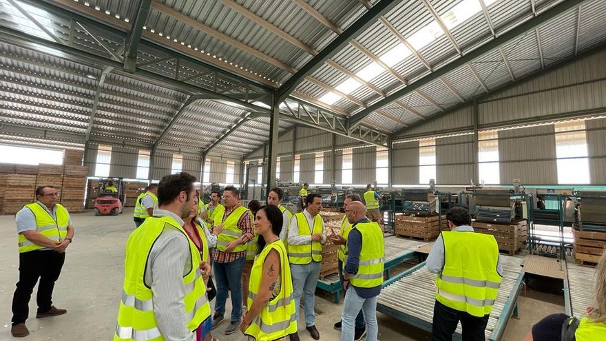 Visita del consejero a la Cooperativa de Balazote.