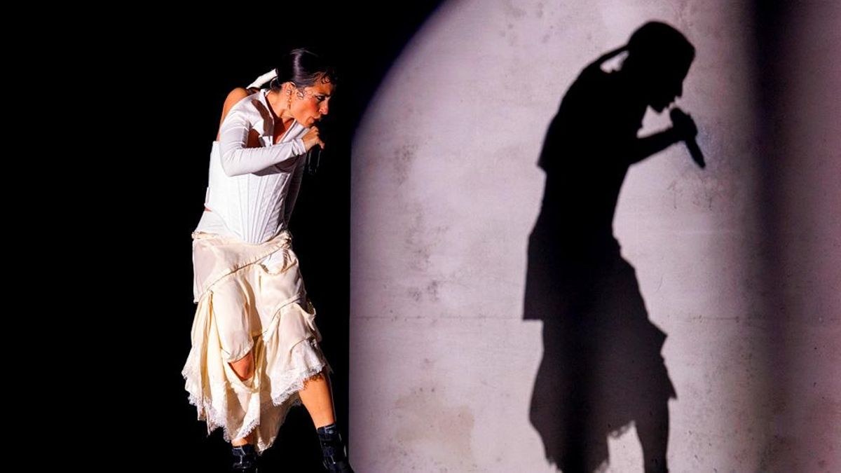 Rosalinda Galán da un vuelco al Benidorm Fest 2026: así se ha hecho su impactante actuación de 'Mataora' en plano secuencia