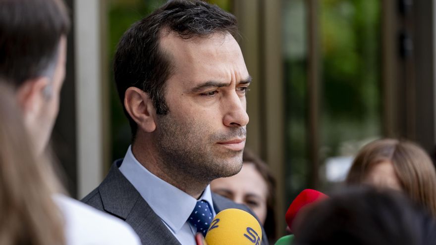 Archivo - El ministro de Economía, Comercio y Empresa, Carlos Cuerpo, atiende a los medios de comunicación, en el Ministerio de Economía, Comercio y Empresa, a 15 de mayo de 2024, en Madrid (España).