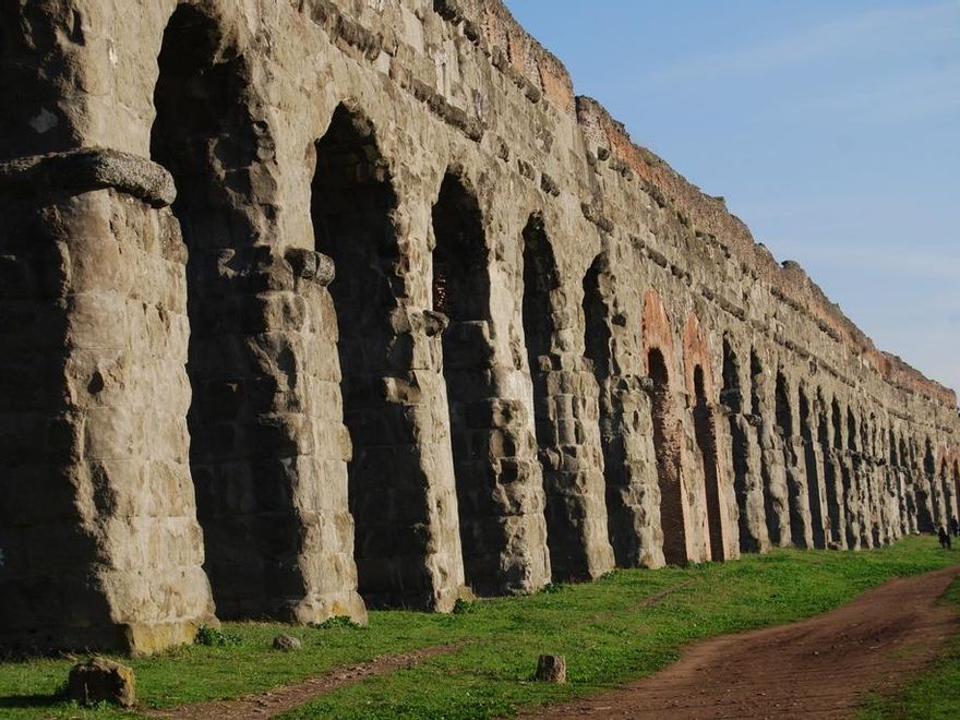 El 'Aqua Claudia' en el Parque de los Acueductos.