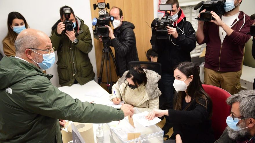 El candidato a la Presidencia de la Junta de Castilla y León por Ciudadanos, Francisco Igea, ejerciendo su derecho al voto en el Centro Hidrográfico de Valladolid