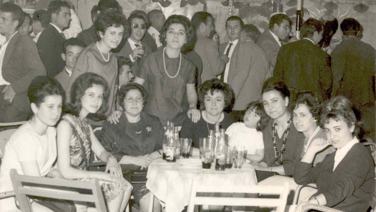 Grupo de familiares celebrando las fiestas en Puertollano (Ciudad Real). Años 60. Fondo Los Legados de la Tierra. Archivo de la Imagen de Castilla-La Mancha.