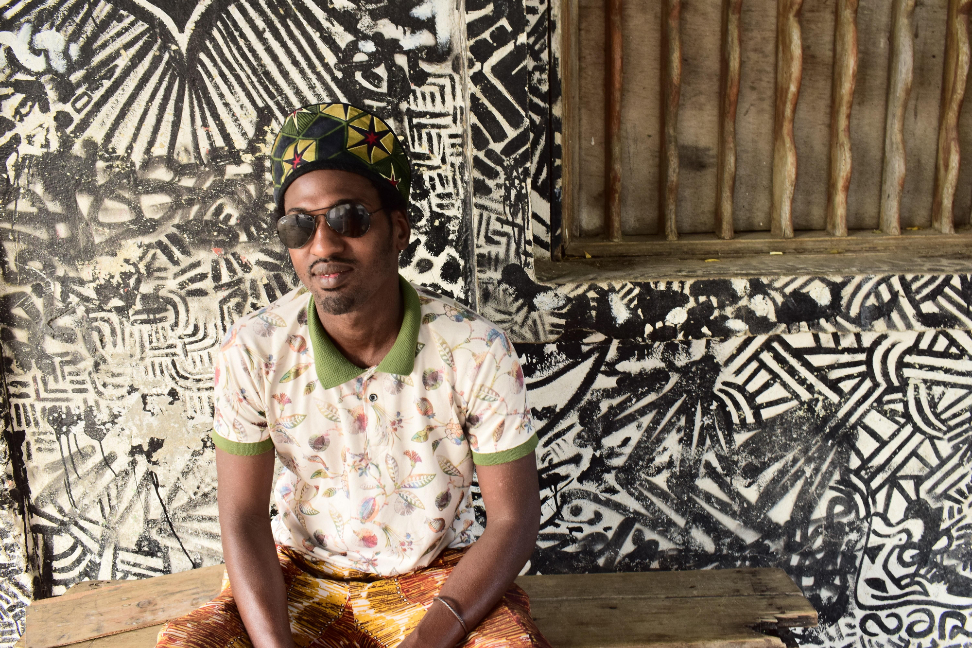 Mamadou Boye, en un momento de la entrevista con un mural a su espalda (ALICIA JUSTO)