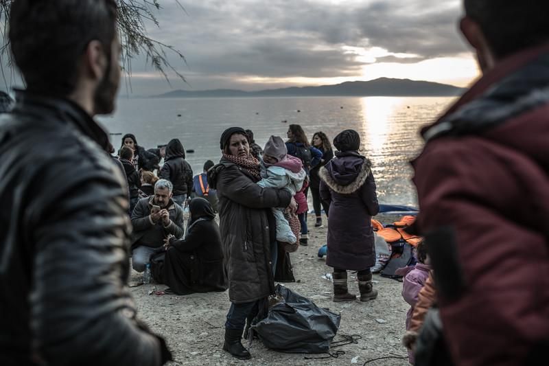 Una mujer de Siria recién llegada a una playa de Lesbos. Algunos refugiados tienen la suerte de llegar a playas donde les esperan grupos de voluntarios de toda Europa. Otros, llegan a acantilados inhóspitos y solitarios. Más de 4.000 se ahogaron en estas aguas en 2015. © Pablo Tosco/Oxfam Intermón