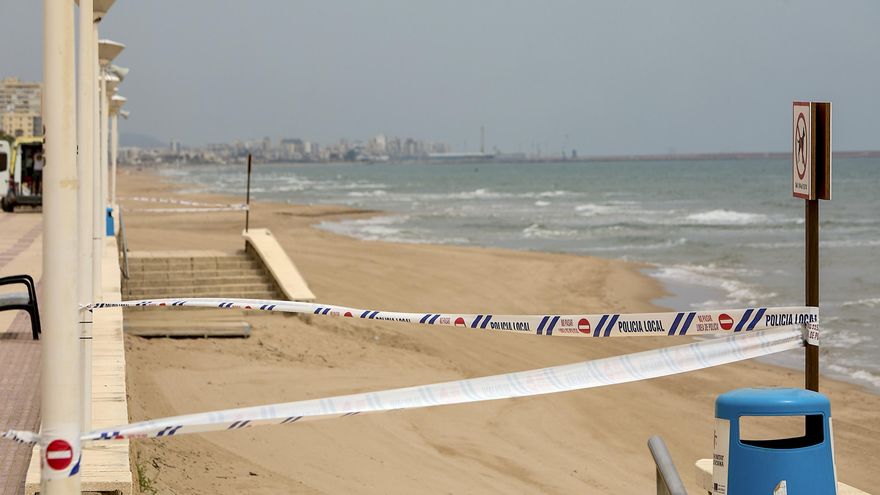 Las playas del sur de Valencia siguen cerradas a la espera del resultado de los análisis
