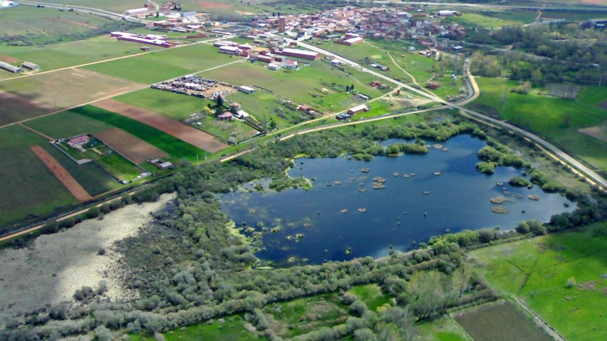 Villadangos dedica 1,1 millones a un parque natural y de ocio con laberinto, mirador y rutas en bici en torno a su laguna