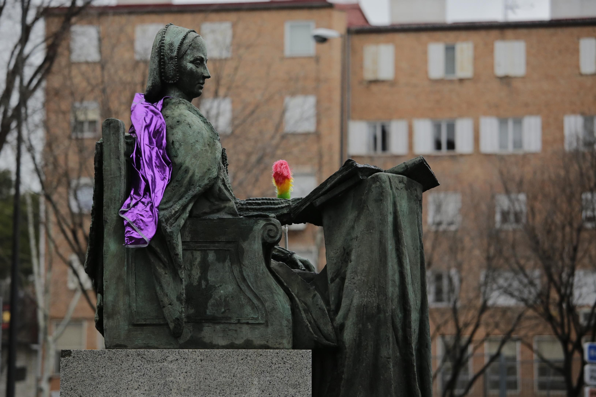 Estatua adornada por el 8M