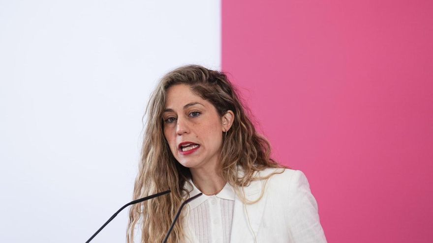 La co-coordinadora de Sumar, Lara Hernández durante la rueda de prensa ofrecida este lunes en la sede de la formación , en Madrid.