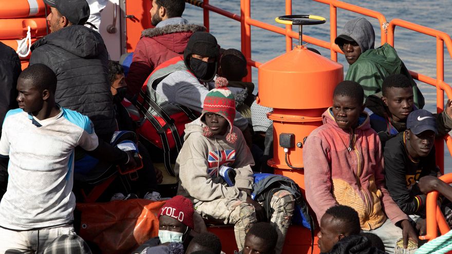 Algunos de los inmigrantes rescatados por la Guardamar Polimnia a su llegada al puerto de Arguineguín.